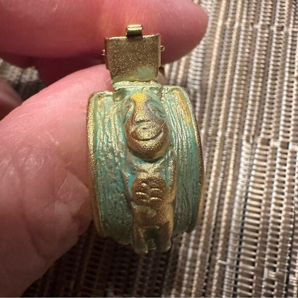 Vintage Green Verdis Gold Clip On Earrings Archeological Theme VTG - Picture 11 of 16